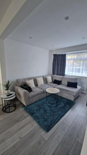 15 minutes away from famous Wimbledon, an inviting family home